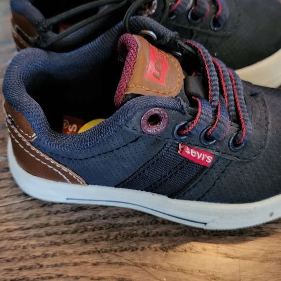 Brand new pair of Levi's baby/toddler size 5 shoes - Picture 7 of 7